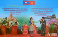 ក្រុមសិល្បៈនៃកងទ័ពប្រជាជនឡាវផ្លាស់ប្តូរ និងសម្តែងសិល្បៈនៅកងពលធំលេខ៣៧២ ប្រភេទទ័ពការពារដែនអាកាស - ទ័ពជើងអាកាស